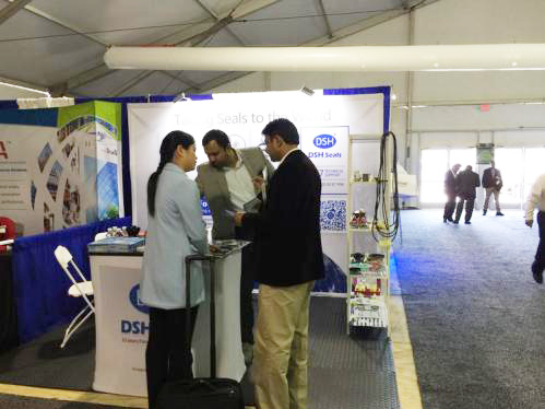 10我們《東晟密封》的Shirmey xu mm正在專業的向客人講解。