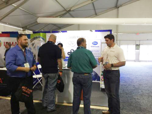 14密封件的作用還真是不小呢，看看這些圍觀的老外們！