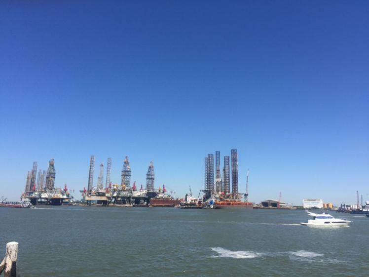 從休斯頓的（中國城）出發，經過一個多小時的車程，我們來到了休斯頓海邊的，一個叫加爾維斯頓的海島，近距離領略海洋之星近海勘探鉆井平臺的科技知識，看看：藍天、碧海、青草地！