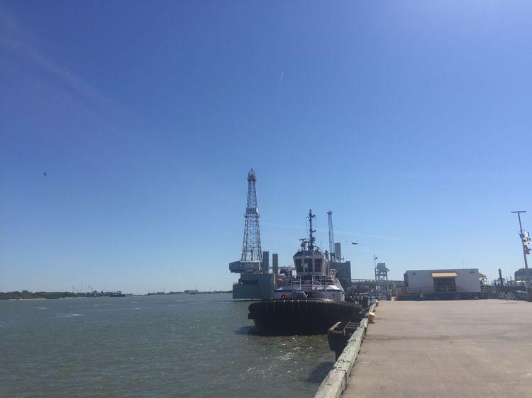 藍天白云下靠岸的，是一艘民用的仿真氣墊船。