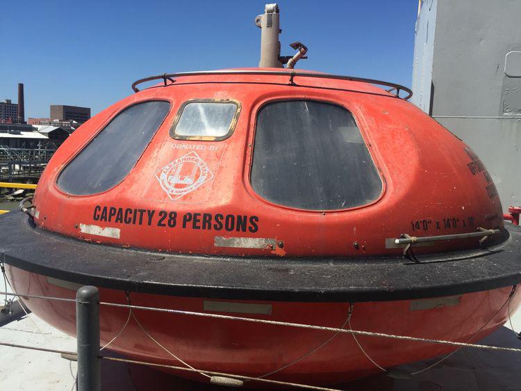 海上采油勘探鉆井過程中：在緊急情況下可以容納28個人的海上逃生船！