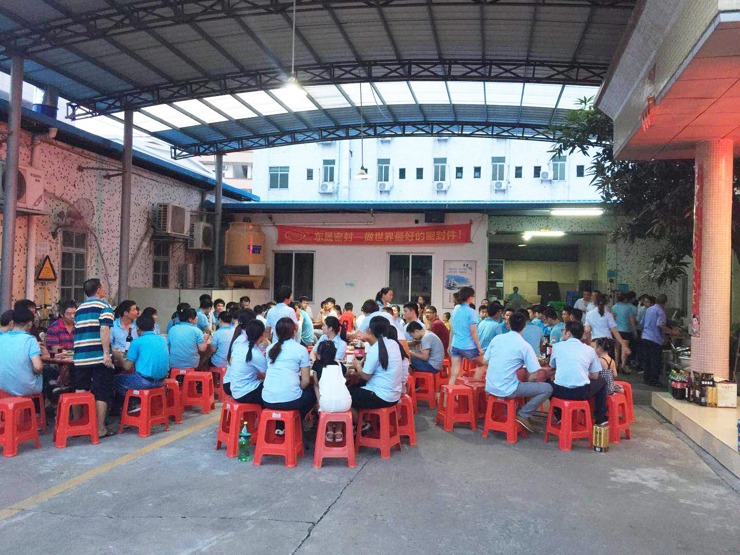 東晟人聚餐現(xiàn)場 東晟人聚餐現(xiàn)場