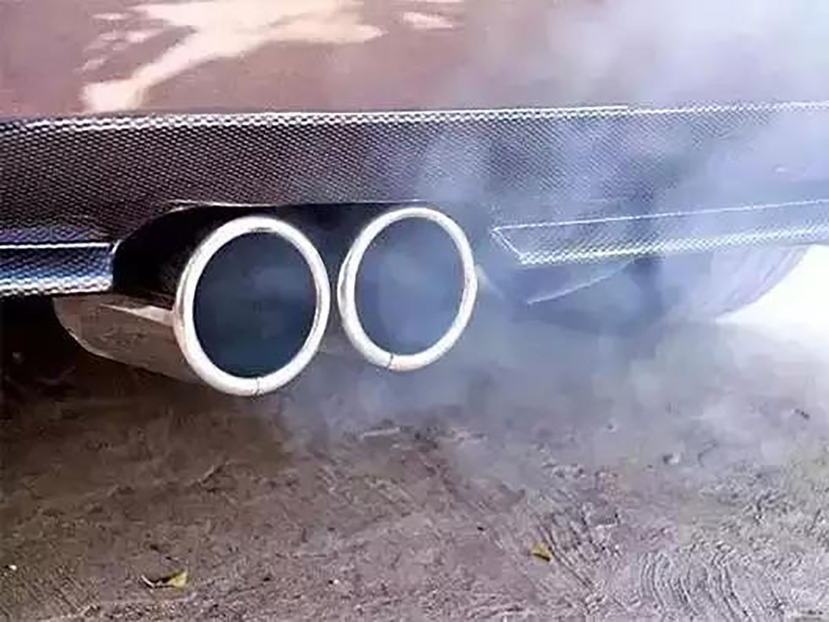 氣門油封之看排氣口有無藍煙