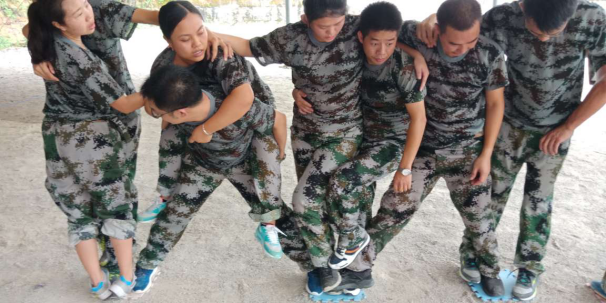 東晟人團(tuán)隊(duì)在玩強(qiáng)度硫酸河游戲 東晟人團(tuán)隊(duì)在玩強(qiáng)度硫酸河游戲