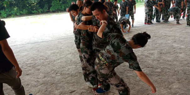 東晟人團(tuán)隊(duì)在玩強(qiáng)度硫酸河游戲 東晟人團(tuán)隊(duì)在玩強(qiáng)度硫酸河游戲