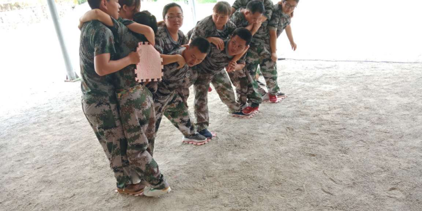 東晟人團(tuán)隊(duì)在玩強(qiáng)度硫酸河游戲 東晟人團(tuán)隊(duì)在玩強(qiáng)度硫酸河游戲