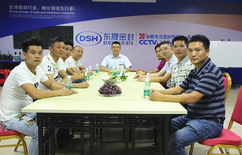 胡燕林總經(jīng)理與協(xié)會(huì)會(huì)長們的合照