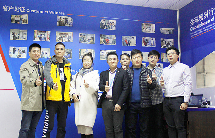  東晟公司總經理胡燕林與客戶合照