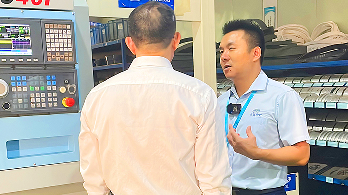 1生產車間-牛商央視財經評論員單仁與東晟密封件胡燕林 (1)