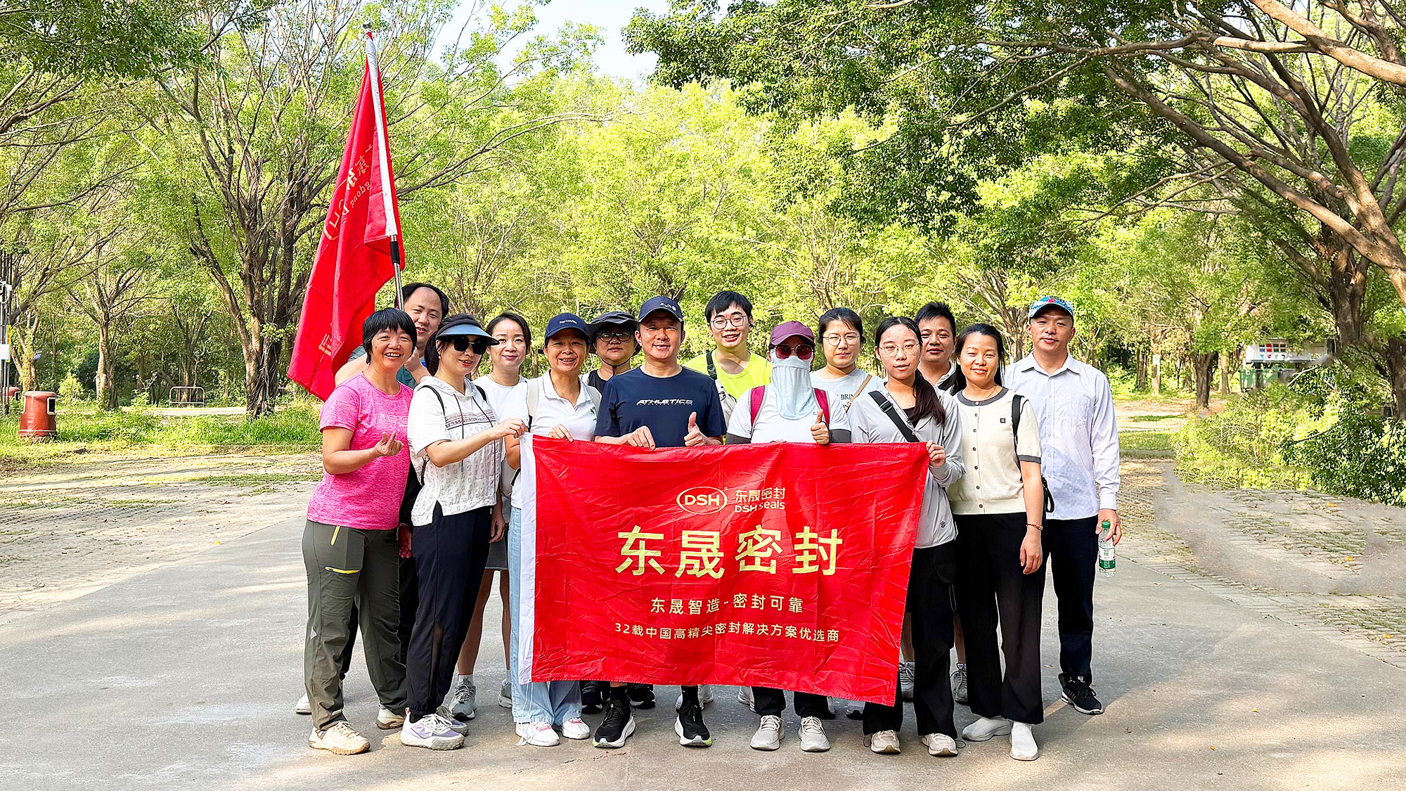 2025牛商爭霸圓滿收官暨：東晟“松山湖徒步·團隊聚餐”！